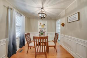 Φωτογραφία από το άλμπουμ του Quaint Goldsboro Home with Screened-In Porch! σε Goldsboro +18 φωτογραφίες