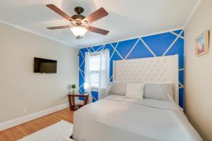 Ένα ή περισσότερα κρεβάτια σε δωμάτιο στο Quaint Goldsboro Home with Screened-In Porch!