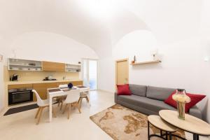 sala de estar con sofá y mesa en Cortile Bellini, en Catania