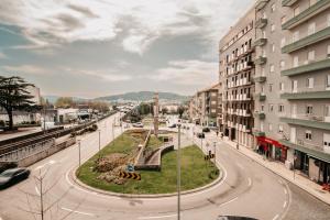 uma rua vazia numa cidade com edifícios em RACIA Lodges - Apartment em Viana do Castelo