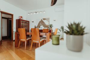 uma sala de jantar com mesa e cadeiras em RACIA Lodges - Apartment em Viana do Castelo