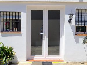תמונה מהגלריה של VILLA PITATO Nuevo, cerca de la Playa, Parking en la puerta del alojamiento בקאלה דל מוראל