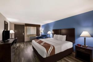 Postel nebo postele na pokoji v ubytování Quality Inn & Suites Round Rock