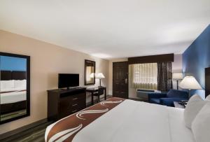 Postel nebo postele na pokoji v ubytování Quality Inn & Suites Round Rock