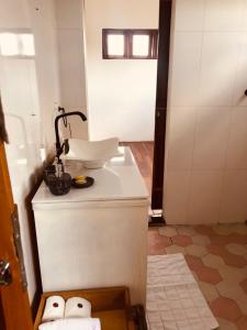 uma casa de banho com um lavatório e um WC num quarto em Casa em Alto Paraíso com vista para as montanhas no Eldorado ao lado do centro em Alto Paraíso de Goiás
