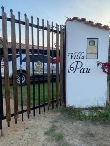 ein Zaun mit einem Schild vor einem Parkplatz in der Unterkunft PARCELA VILLA PAU in Lebrija
