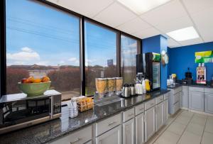 Kuchyň nebo kuchyňský kout v ubytování Quality Inn & Suites Round Rock