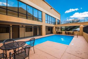 Bazén v ubytování Quality Inn & Suites Round Rock nebo v jeho okolí
