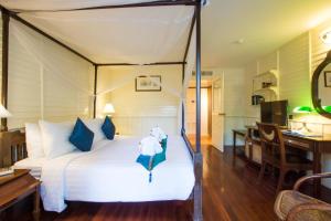 
a bedroom with a large bed and a large window at Buddy Lodge, Khaosan Road in Bangkok
