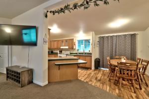 een keuken en eetkamer met een tafel en stoelen bij The Haire Haus in Nampa