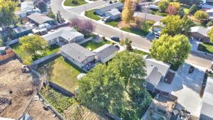 uma vista aérea de uma casa num bairro residencial em The Haire Haus em Nampa