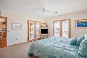 1 dormitorio con 1 cama con edredón azul en The Nautical Nimbus, en Big Pine Key