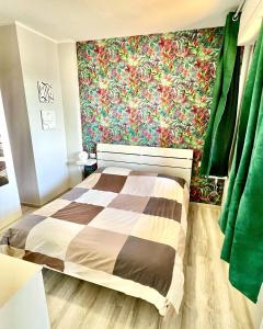 - une chambre avec un lit et un mur coloré dans l'établissement Viareggio Deluxe, à Viareggio