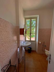 baño con lavabo y ventana en Albergo Gargnano, en Gargnano