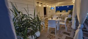 3M - seahouse في بورتو سيساريو: شرفة مع طاولة وكراسي والنباتات