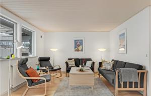 Una sala de estar con sofás y sillas y una mesa. en Beautiful Home In Skagen With Kitchen, en Skagen