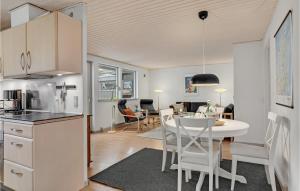 Una cocina y una sala de estar con mesa y sillas. en Beautiful Home In Skagen With Kitchen, en Skagen