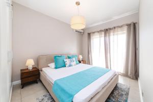 Un dormitorio con una cama grande y una ventana. en Beachcove No 6, en Grand Baie