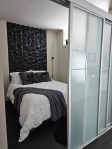 Chic Queen Anne Retreat في سياتل: غرفة نوم مع سرير مع اللوح الأمامي الأسود