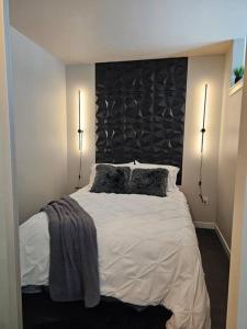 ein Schlafzimmer mit einem großen weißen Bett mit zwei Kissen in der Unterkunft Chic Queen Anne Retreat in Seattle
