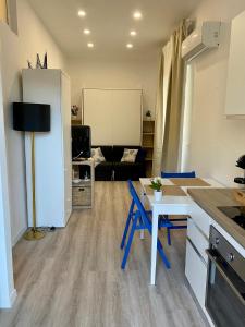 uma cozinha e sala de estar com uma mesa e um sofá em Casa nel Golfo - free parking em Rapallo