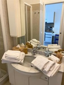 een badkamer met een wastafel, een spiegel en handdoeken bij Casa nel Golfo - free parking in Rapallo