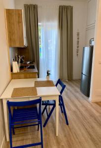 een keuken met een tafel en stoelen en een koelkast bij Casa nel Golfo - free parking in Rapallo