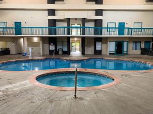 una piscina vuota nel mezzo di un edificio di Motel 6 Savannah, GA - Gateway & I-95 a Savannah