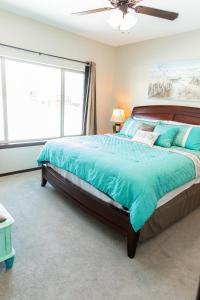 Postel nebo postele na pokoji v ubytování Bridges Bay Vacation Cabin 185