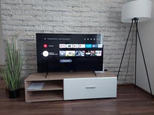 einen Flachbild-TV auf einem Fernsehstand in der Unterkunft Apartman Danijela in Otočac