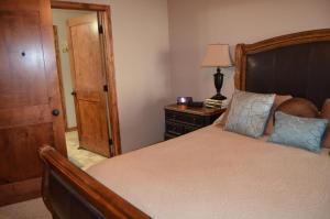 een slaapkamer met een bed en een lamp op een tafel bij Bridges Bay Resort Coronado building 200 in Arnolds Park