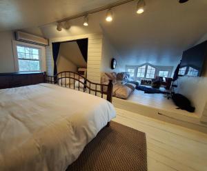 una camera con un grande letto bianco di 127 Hwy 71 Main House ad Arnolds Park