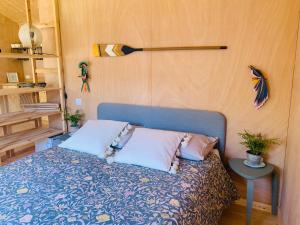 1 dormitorio con 1 cama con un bate de béisbol en la pared en cabaña CasaOtto, en Los Caños de Meca