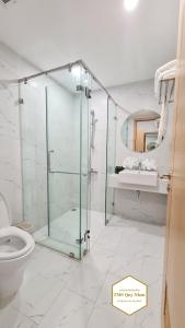 La salle de bains est pourvue d'une douche, de toilettes et d'un lavabo. dans l'établissement TMS Quy Nhơn Luxury Homestay, à Quy Nhơn