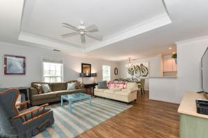 - un salon avec des canapés et un ventilateur de plafond dans l'établissement Tybee Paradise Beach House For Families, Pets, à Tybee Island
