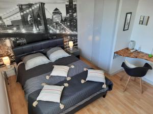 Un dormitorio con una cama con ositos de peluche. en 360 degrés sur la rochelle, en La Rochelle
