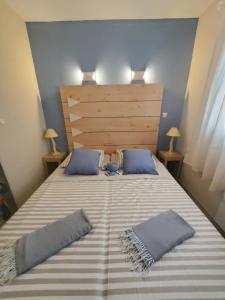 a bedroom with a large bed with two pillows at Résidence les aloès T2 / 4 personnes 2min à pied de la mer in Cerbère