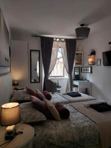 sypialnia z 2 łóżkami z poduszkami w obiekcie Apartment Agora w mieście Zadar