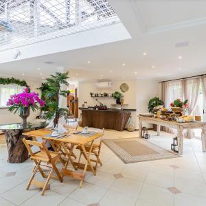 a kitchen and dining room with a table and chairs at Penareia Floripa Beach Hotel in Florianópolis