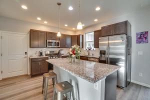 Η κουζίνα ή μικρή κουζίνα στο Fire Pit and Shuffleboard Suburban Denver Home