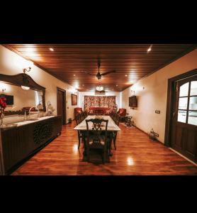 un grand salon avec une table et un canapé dans l'établissement The Gardenia7, à Srinagar