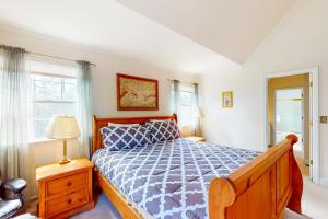 een slaapkamer met een houten bed en een raam bij Great Escape Cabin (08/253) in Groveland