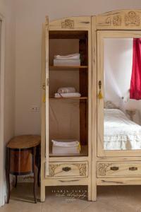 une chambre avec un lit et une armoire en bois dans l'établissement MERLO 2 mare & parking, à Viareggio