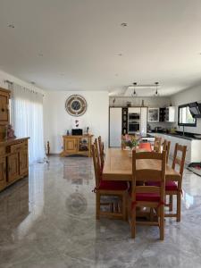 a kitchen and dining room with a table and chairs at Chambre double -vue sur jardin in Bergerac