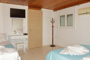 um quarto com 2 camas e uma pequena cozinha em Dream Apartments em Paralia Dionysiou