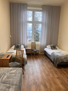 Łóżko lub łóżka w pokoju w obiekcie Nauczycielskie Centrum