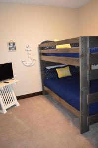 1 dormitorio con 2 literas y escritorio en Bridges Bay Resort Bayside Building 203 en Arnolds Park