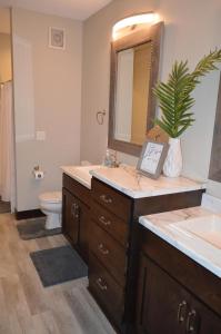 y baño con lavabo, aseo y espejo. en Bridges Bay Resort Bayside Building 203 en Arnolds Park