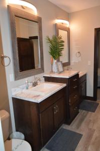 baño con lavabo y espejo grande en Bridges Bay Resort Bayside Building 203 en Arnolds Park