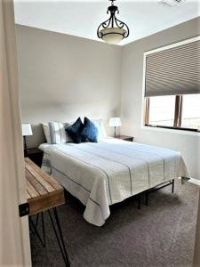 - une chambre blanche avec un lit et une fenêtre dans l'établissement Bridges Bay Resort Brooklyn Building 103, à Arnolds Park